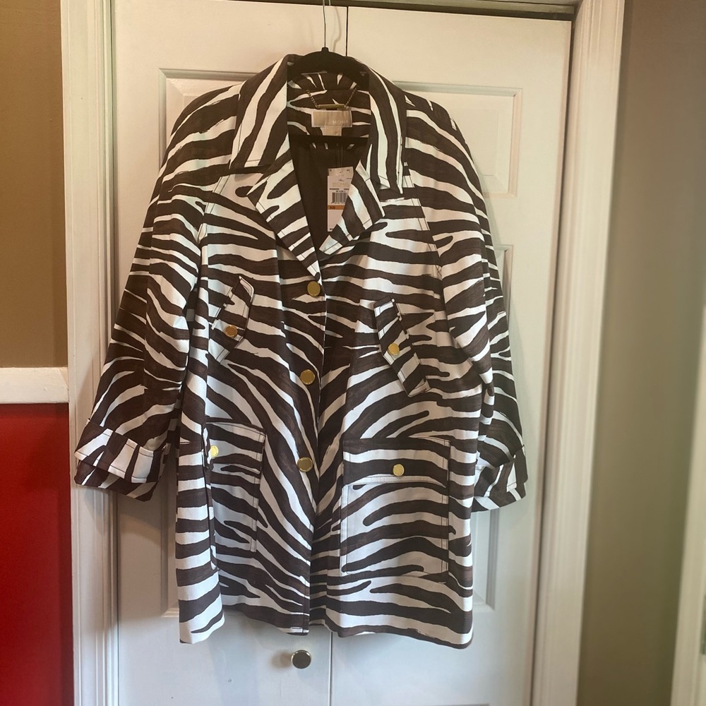 Michael Kors Very stylish and ready to wear trench coat. Great for any occasion.